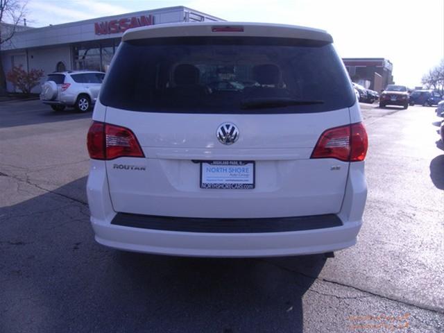 2010 Volkswagen Routan SE