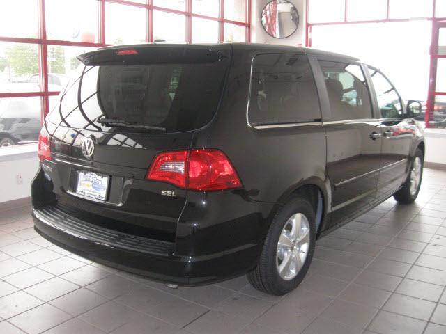 2010 Volkswagen Routan Double 128 V6 MT (natl)