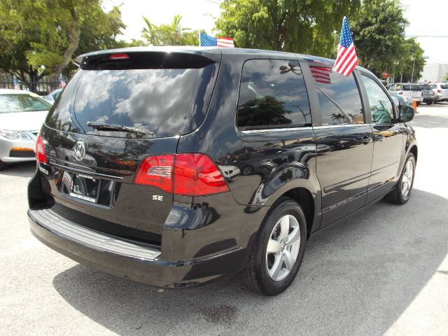 2010 Volkswagen Routan SE