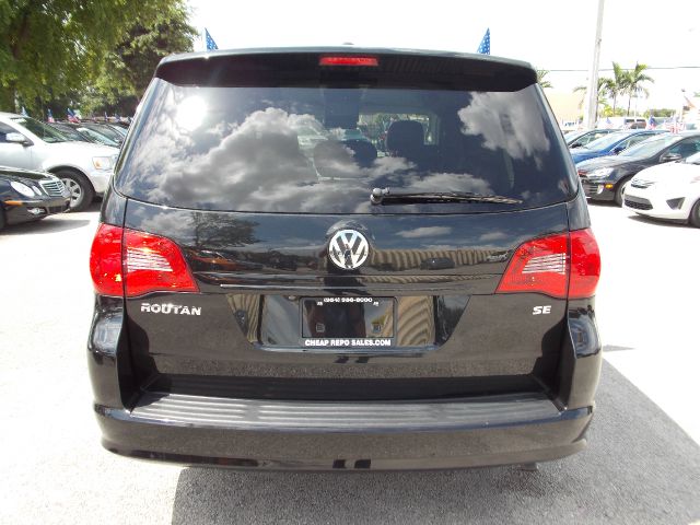 2010 Volkswagen Routan SE