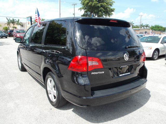 2010 Volkswagen Routan SE