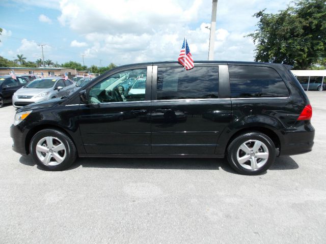 2010 Volkswagen Routan SE