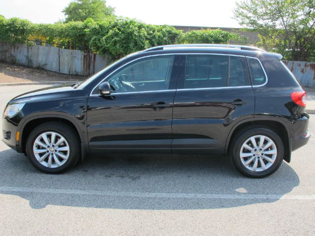 2011 Volkswagen Tiguan SLT Crew Cab Short Bed 4WD