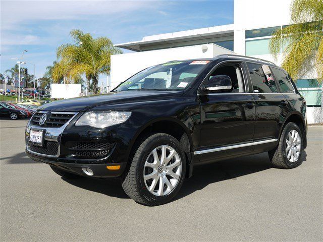 2010 Volkswagen Touareg Denali-quads-third-awd-nav-tv/dvd-moonroof-1 Owner