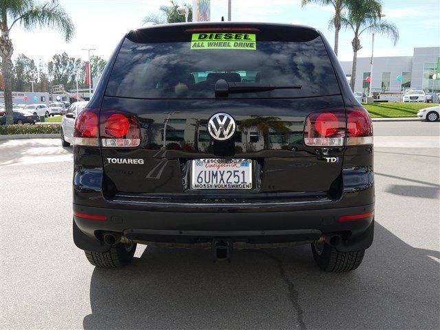 2010 Volkswagen Touareg Denali-quads-third-awd-nav-tv/dvd-moonroof-1 Owner