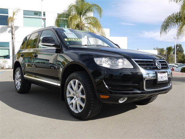 2010 Volkswagen Touareg Denali-quads-third-awd-nav-tv/dvd-moonroof-1 Owner