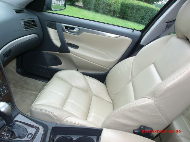 2004 Volvo S60 W/leather