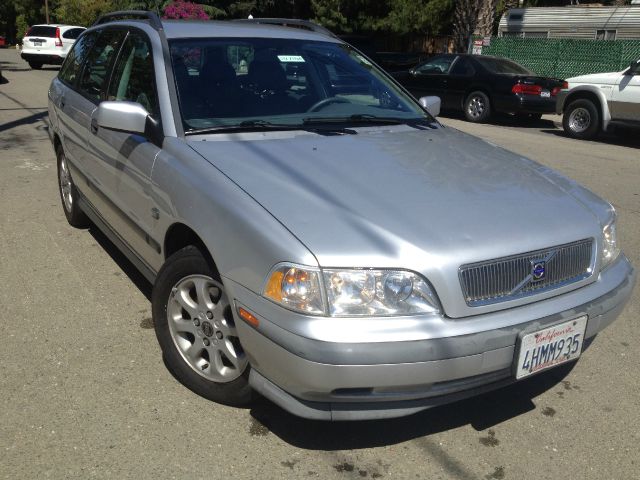 2000 Volvo V40 Base