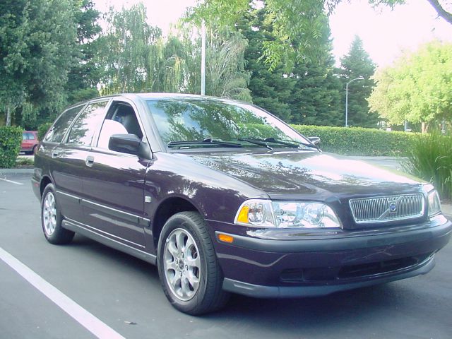 2000 Volvo V40 Base