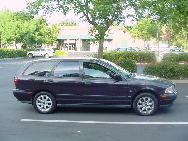 2000 Volvo V40 Base