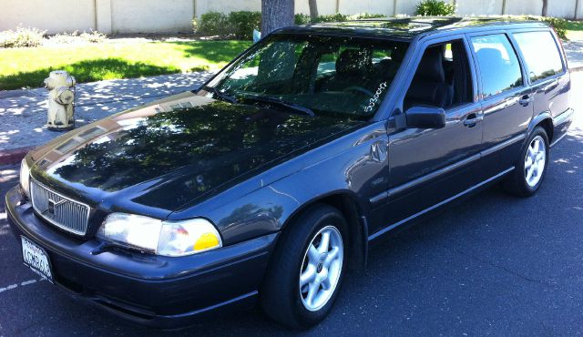 1998 Volvo V70 Base