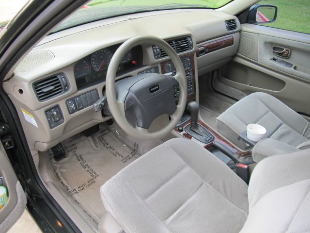 1998 Volvo V70 Base