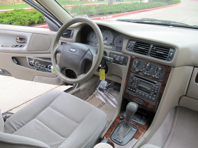 1998 Volvo V70 Base