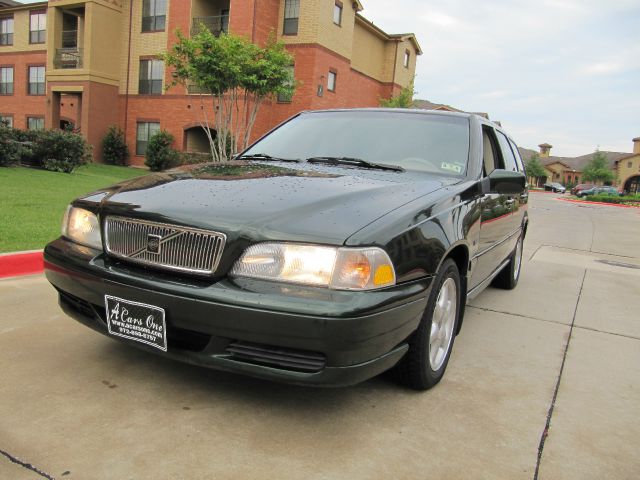 1998 Volvo V70 Base