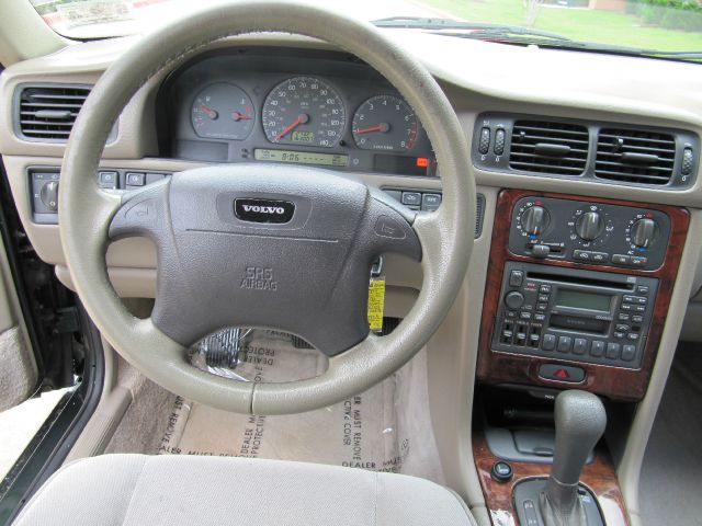 1998 Volvo V70 Base