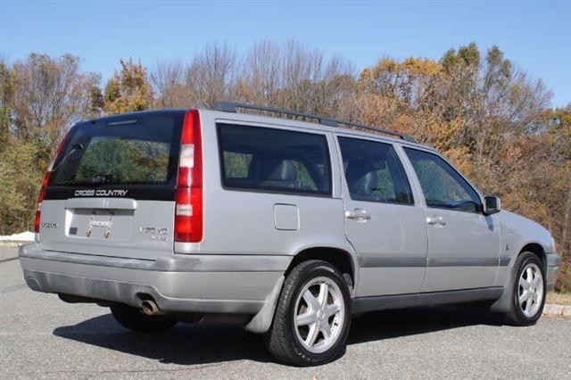 2000 Volvo V70 4DR SDN XLE V6