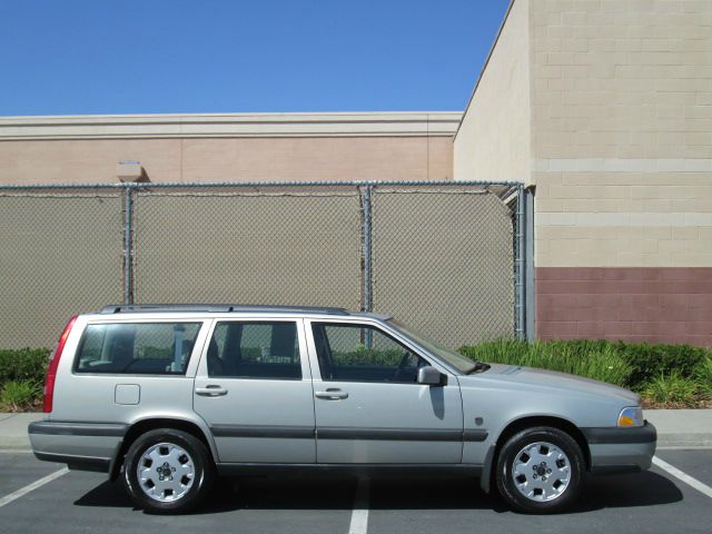 2000 Volvo V70 EX - DUAL Power Doors