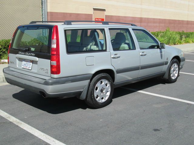 2000 Volvo V70 EX - DUAL Power Doors