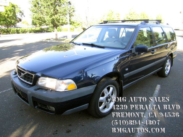 2000 Volvo V70 2007 Nissan 3.5 S