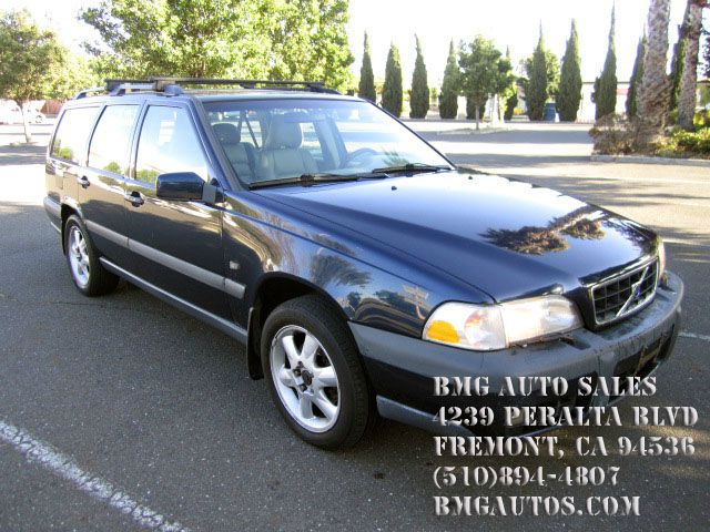 2000 Volvo V70 2007 Nissan 3.5 S