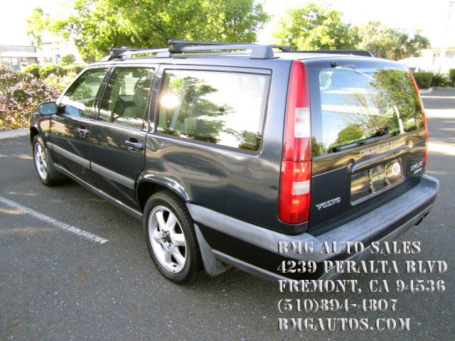 2000 Volvo V70 2007 Nissan 3.5 S