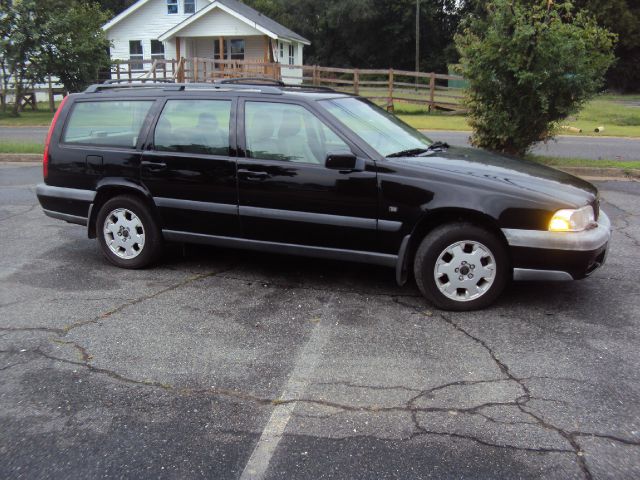 2000 Volvo V70 2007 Nissan 3.5 S