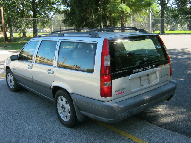 2000 Volvo V70 2007 Nissan 3.5 S