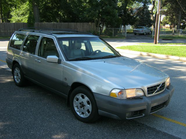 2000 Volvo V70 2007 Nissan 3.5 S