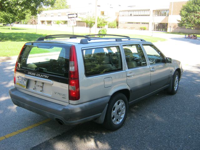 2000 Volvo V70 2007 Nissan 3.5 S