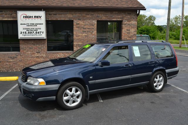 2000 Volvo V70 2007 Nissan 3.5 S