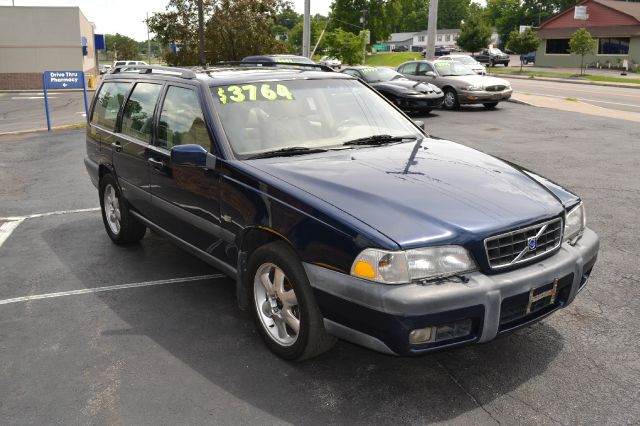 2000 Volvo V70 2007 Nissan 3.5 S