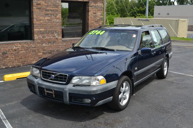 2000 Volvo V70 2007 Nissan 3.5 S