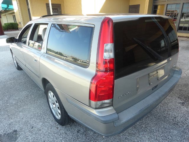 2001 Volvo V70 2.5i Sedan 4D