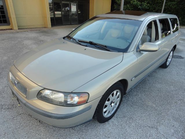 2001 Volvo V70 2.5i Sedan 4D