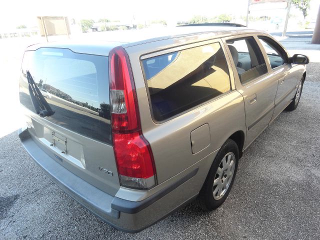 2001 Volvo V70 2.5i Sedan 4D