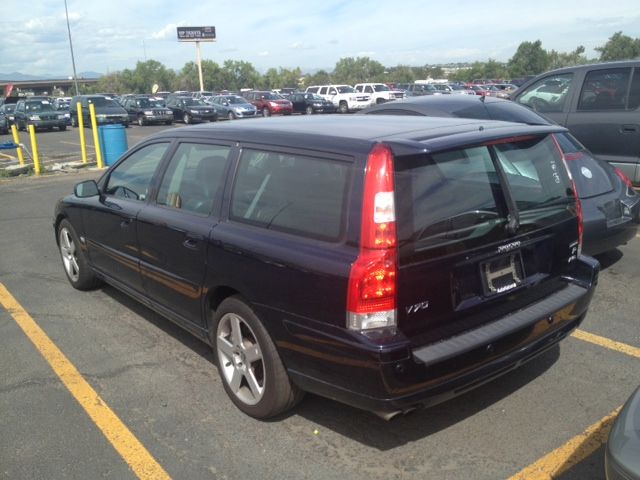 2006 Volvo V70 W/leather