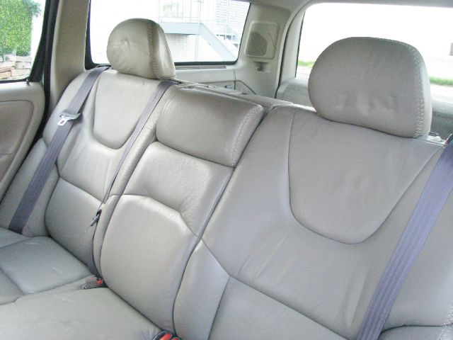 2001 Volvo V70 XC EX - DUAL Power Doors