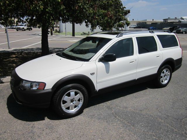 2001 Volvo V70 XC EX - DUAL Power Doors