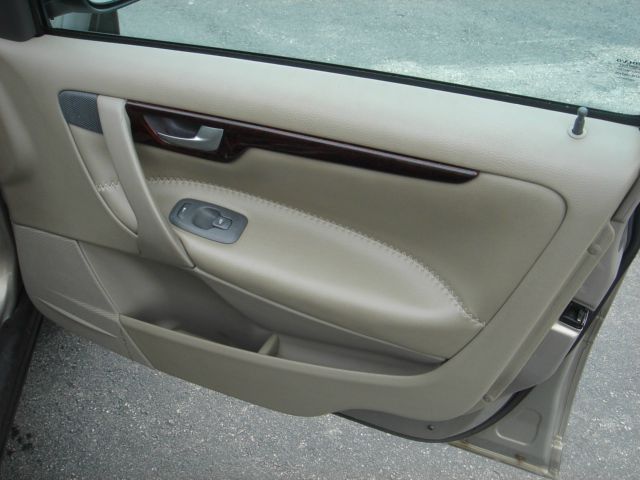 2001 Volvo V70 XC EX - DUAL Power Doors