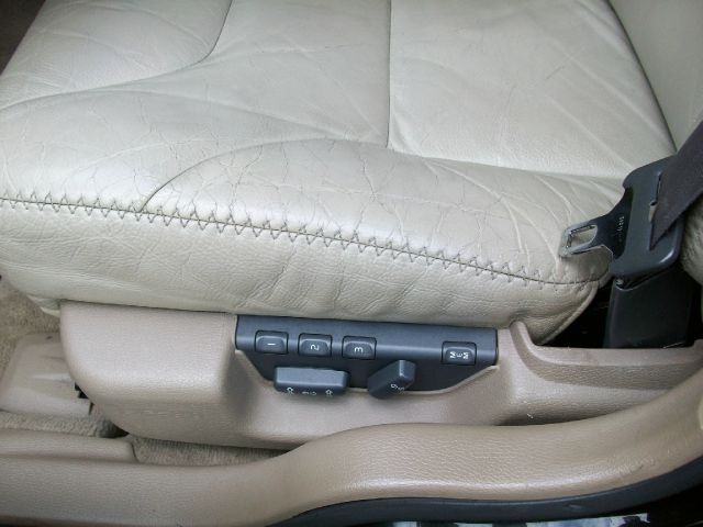 2001 Volvo V70 XC EX - DUAL Power Doors