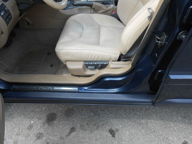 2001 Volvo V70 XC EX - DUAL Power Doors