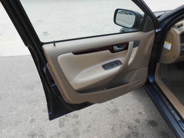 2001 Volvo V70 XC EX - DUAL Power Doors