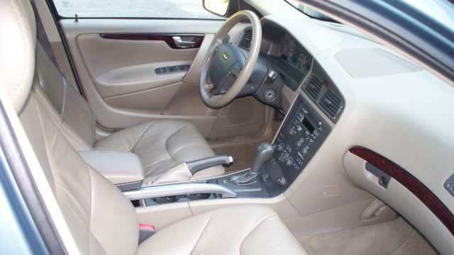 2002 Volvo V70 XC EX - DUAL Power Doors