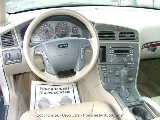 2002 Volvo V70 XC Base