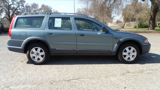 2002 Volvo V70 XC EX - DUAL Power Doors