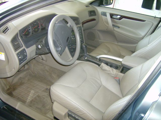 2002 Volvo V70 XC EX - DUAL Power Doors