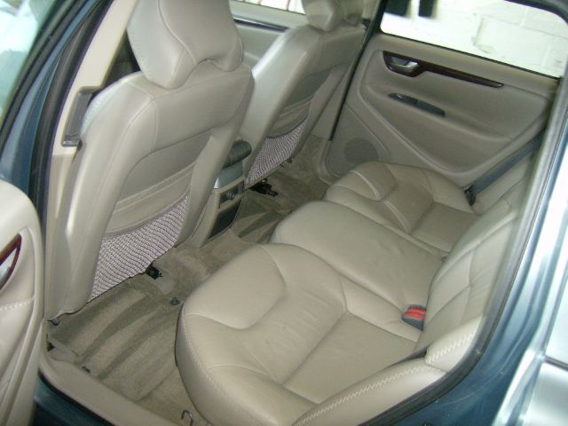 2002 Volvo V70 XC EX - DUAL Power Doors