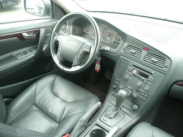 2002 Volvo V70 XC EX - DUAL Power Doors