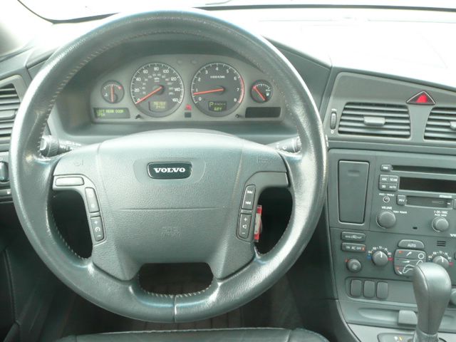 2002 Volvo V70 XC EX - DUAL Power Doors