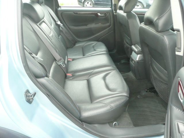 2002 Volvo V70 XC EX - DUAL Power Doors